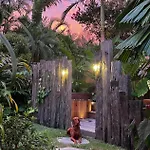 Beach Jungle - Pet-Friendly Hot Tub, Firepit & Pool In Beachside Hideaway