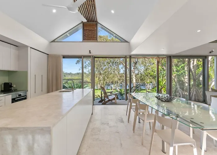 Fuller Holidays - Belongil Beach Pavilion House, 18A Childe St