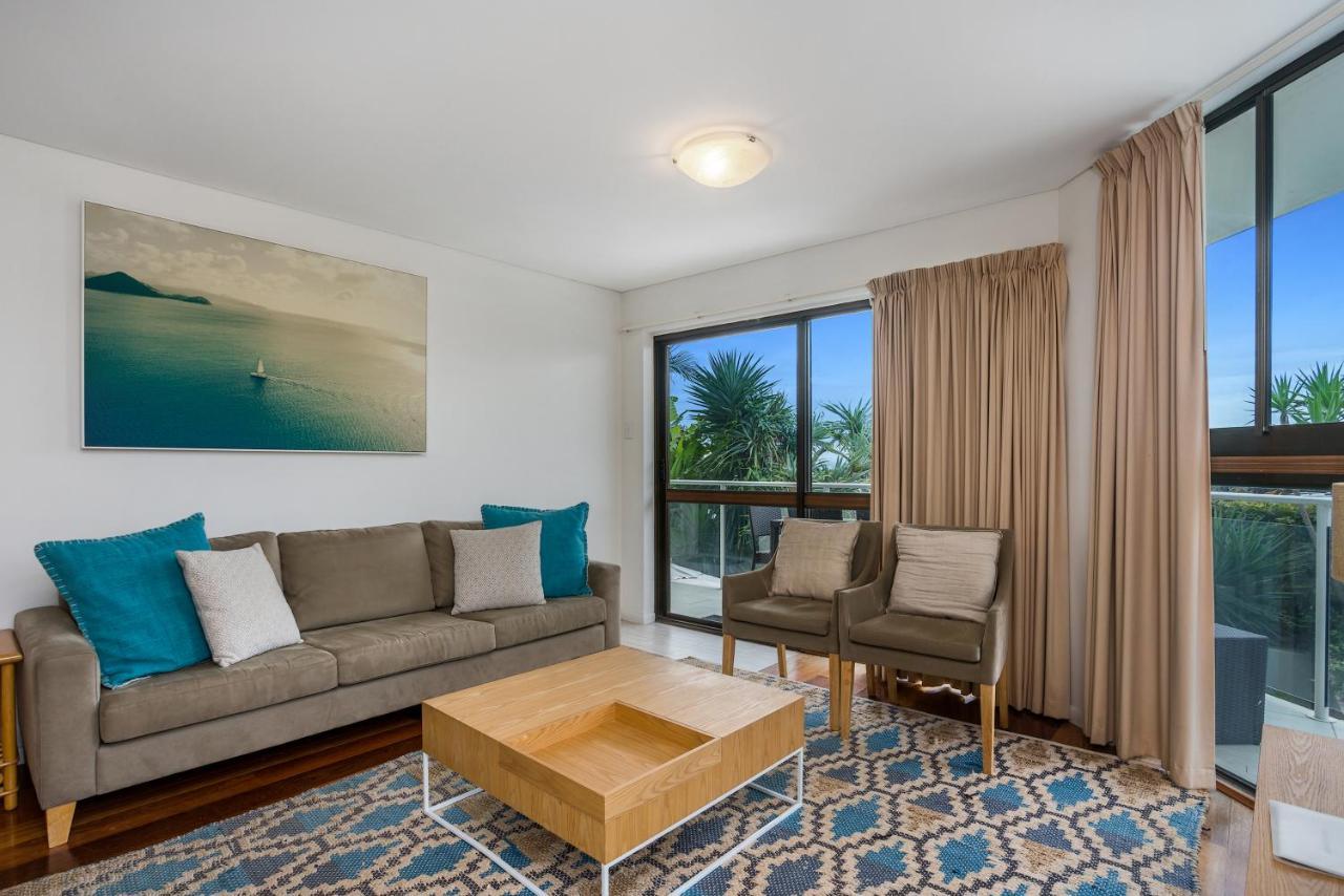 Aparthotel Bayview Beachfront Apartments, In Town Right On The