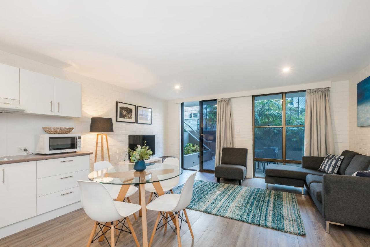 Aparthotel Bayview Beachfront Apartments, In Town Right On The