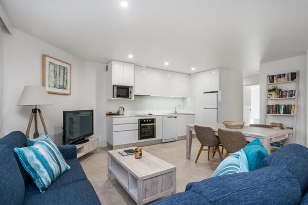 Aparthotel Bayview Beachfront Apartments, In Town Right On The Byron Bay