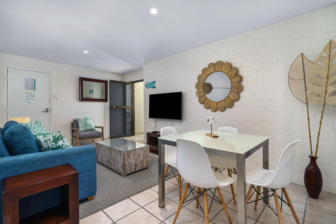 Aparthotel Bayview Beachfront Apartments, In Town Right On The