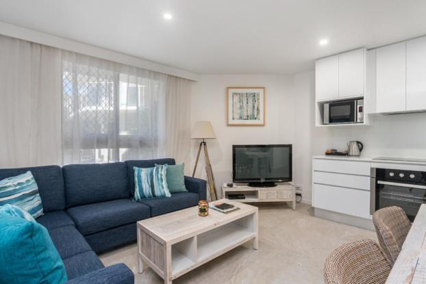 Bayview Beachfront Apartments, In Town Right On The Aparthotel