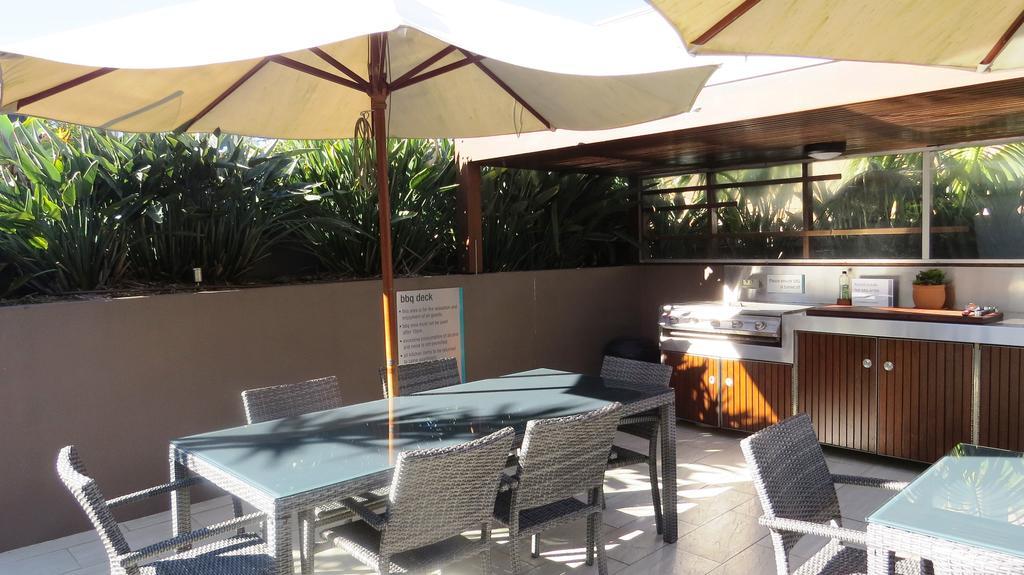 Aparthotel Bayview Beachfront Apartments, In Town Right On The