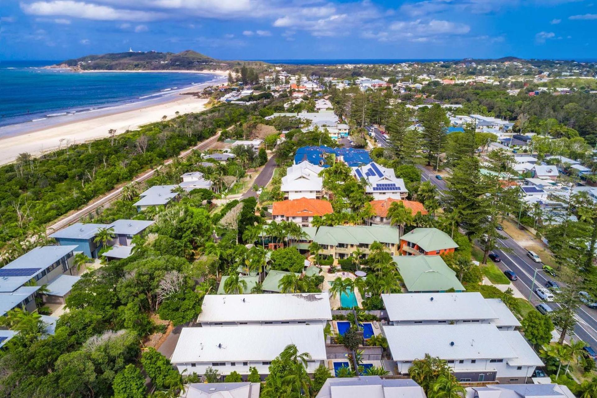 Kokos Beach House 2 - Belongil Beach Pad With Pool Holiday home *