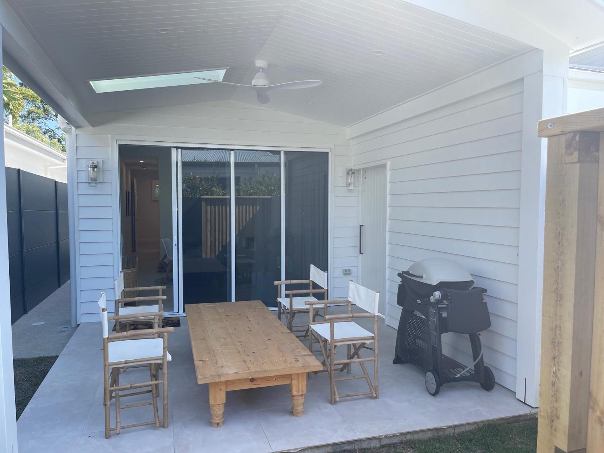 Sunny Palm - Brand New Byron Bay