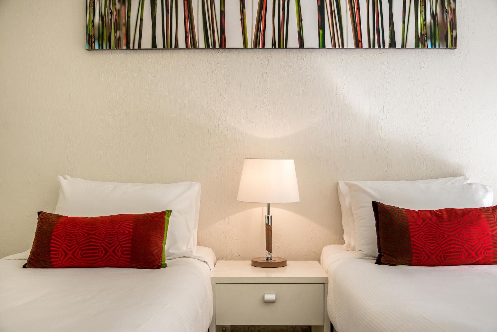 Aparthotel Bayview Beachfront Apartments, In Town Right On The 4*