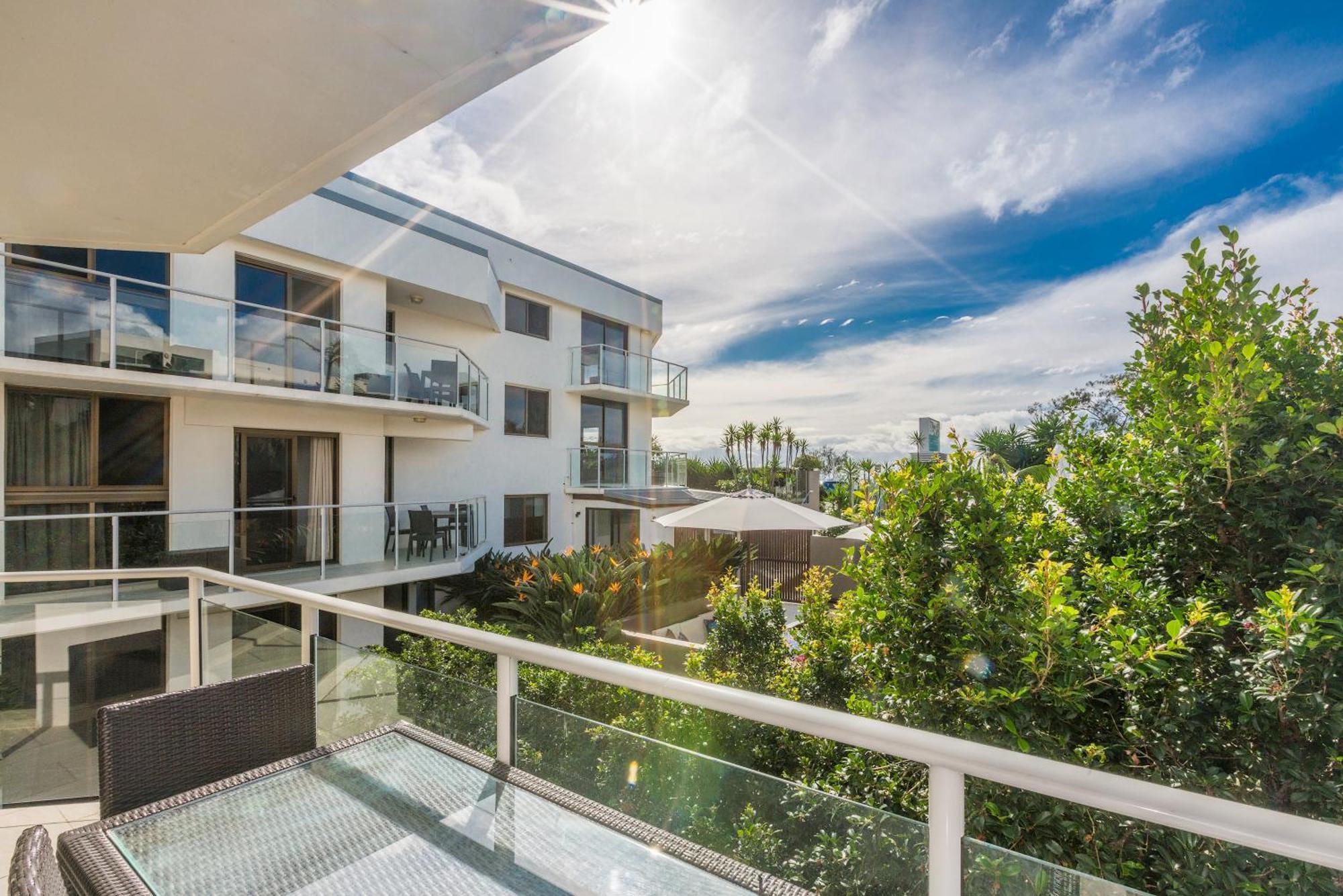 Aparthotel Bayview Beachfront Apartments, In Town Right On The