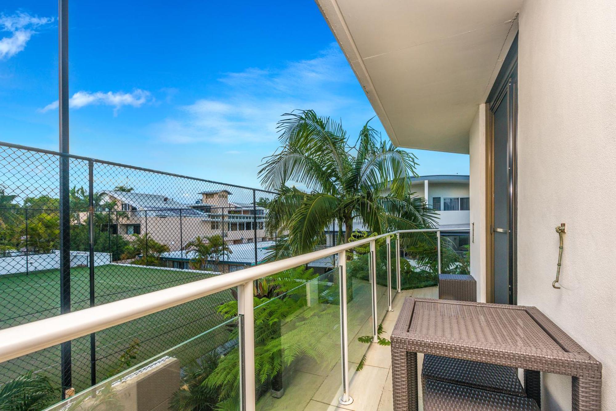Bayview Beachfront Apartments, In Town Right On The