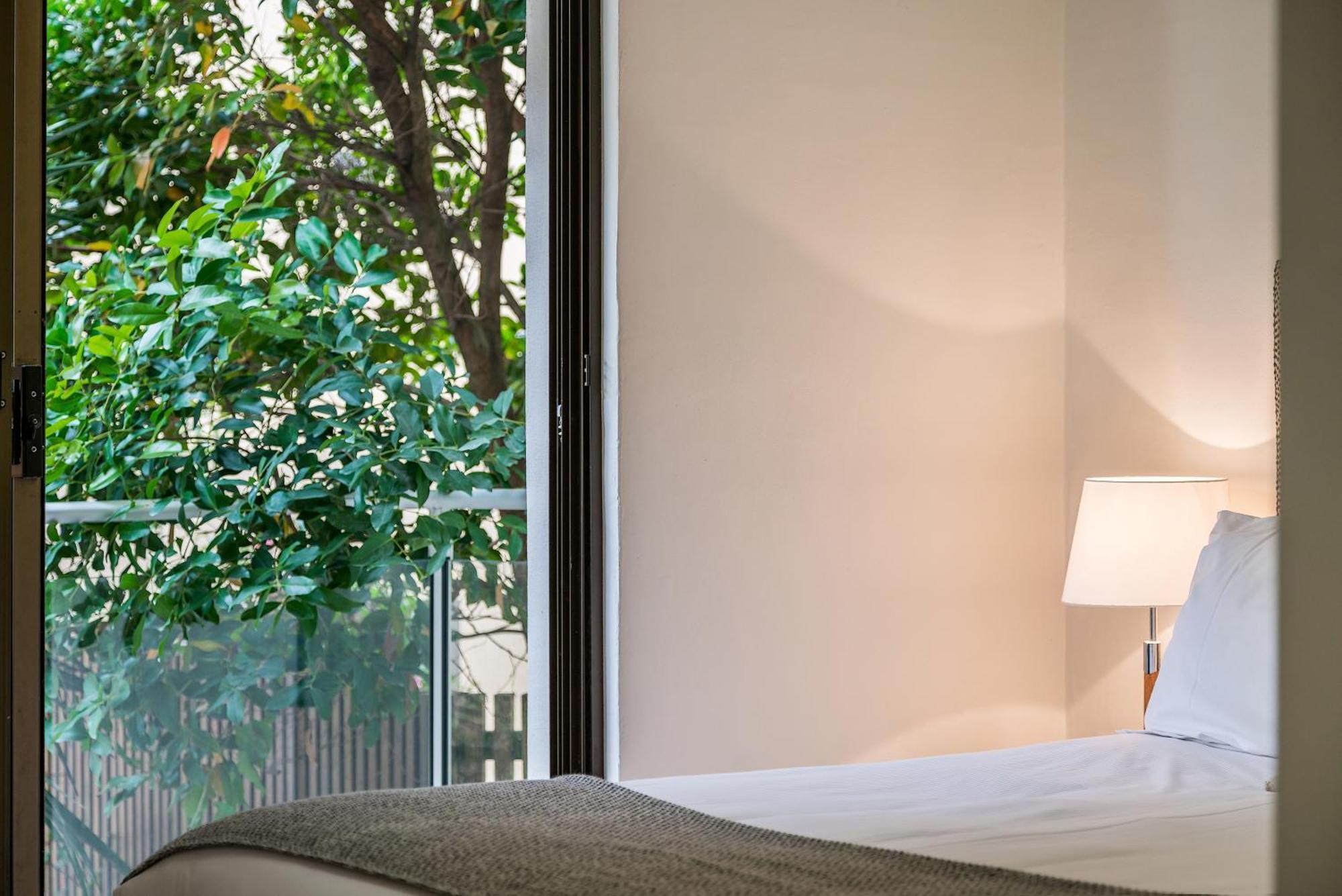 Aparthotel Bayview Beachfront Apartments, In Town Right On The 4*