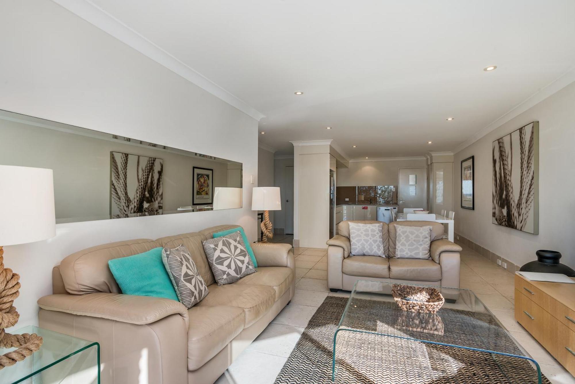 Aparthotel Bayview Beachfront Apartments, In Town Right On The