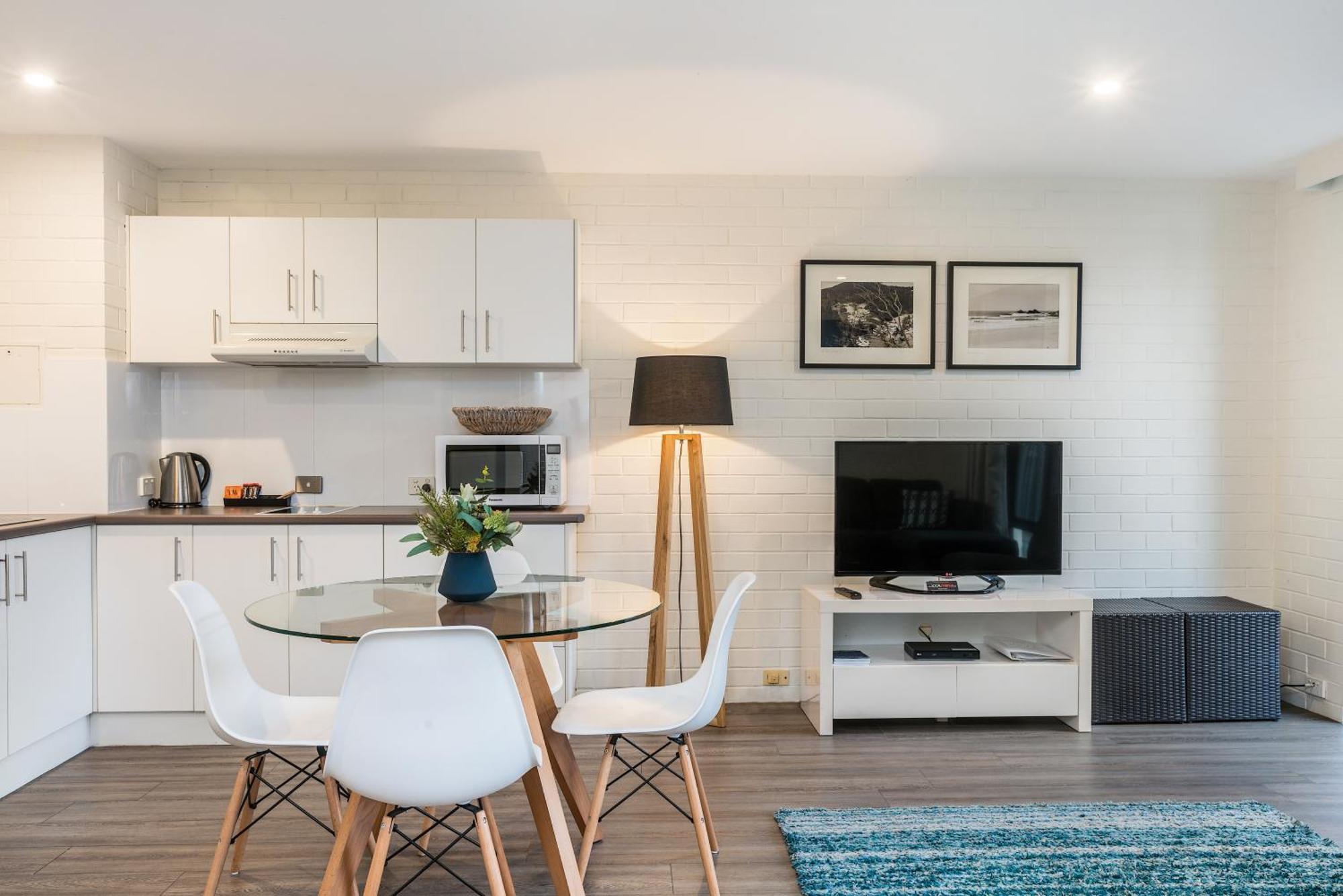 Aparthotel Bayview Beachfront Apartments, In Town Right On The 4*