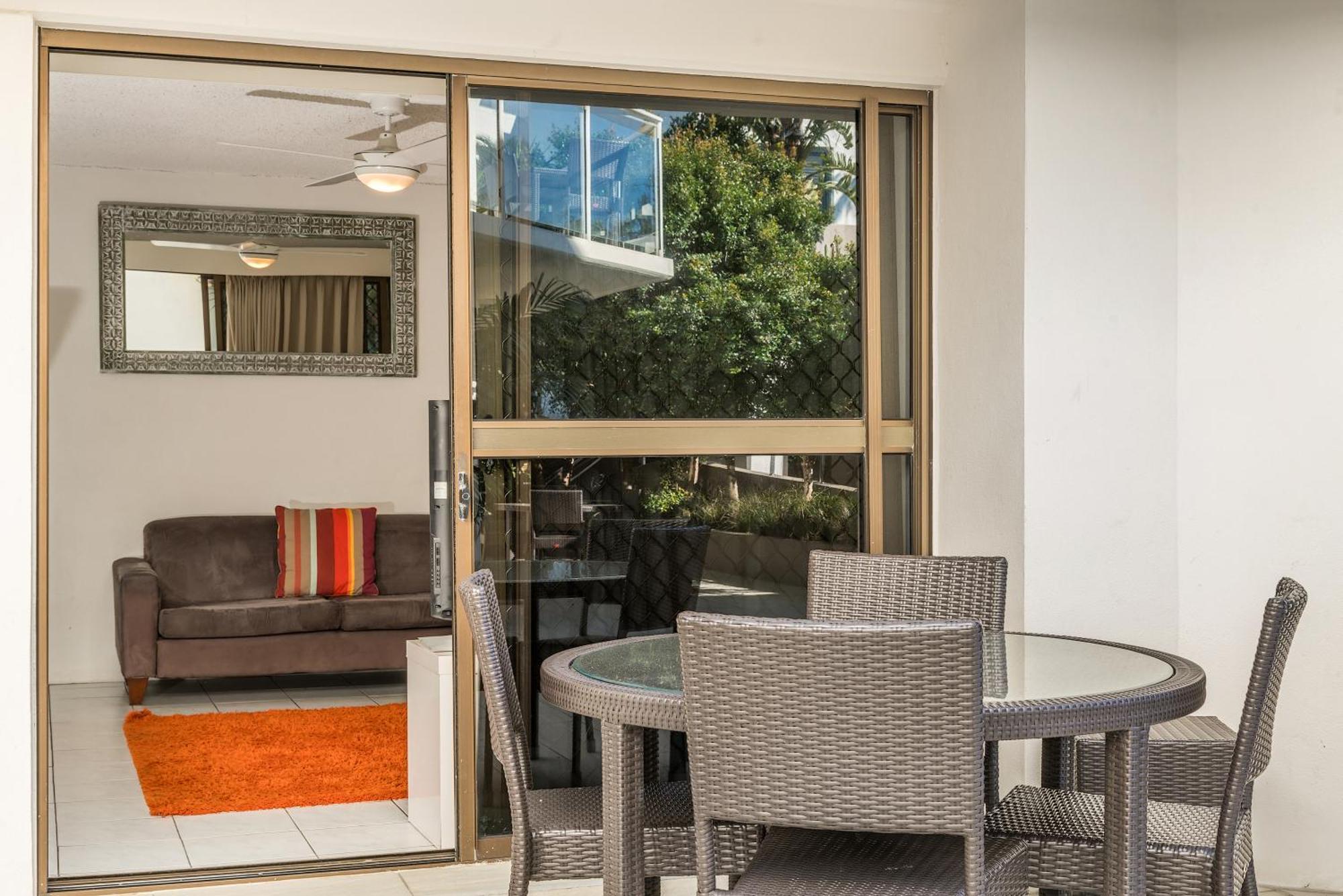 Bayview Beachfront Apartments, In Town Right On The Aparthotel 4*