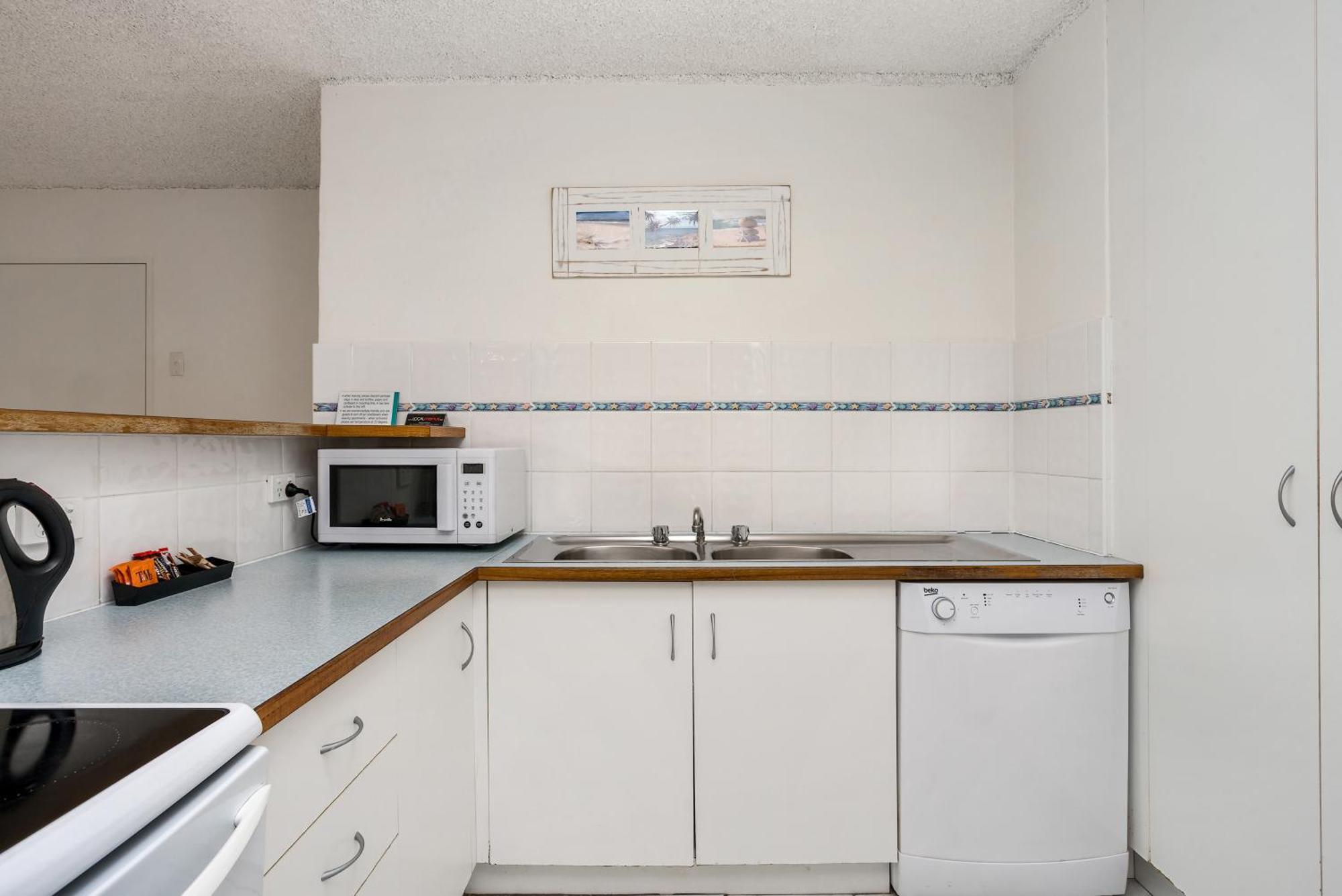 Aparthotel Bayview Beachfront Apartments, In Town Right On The