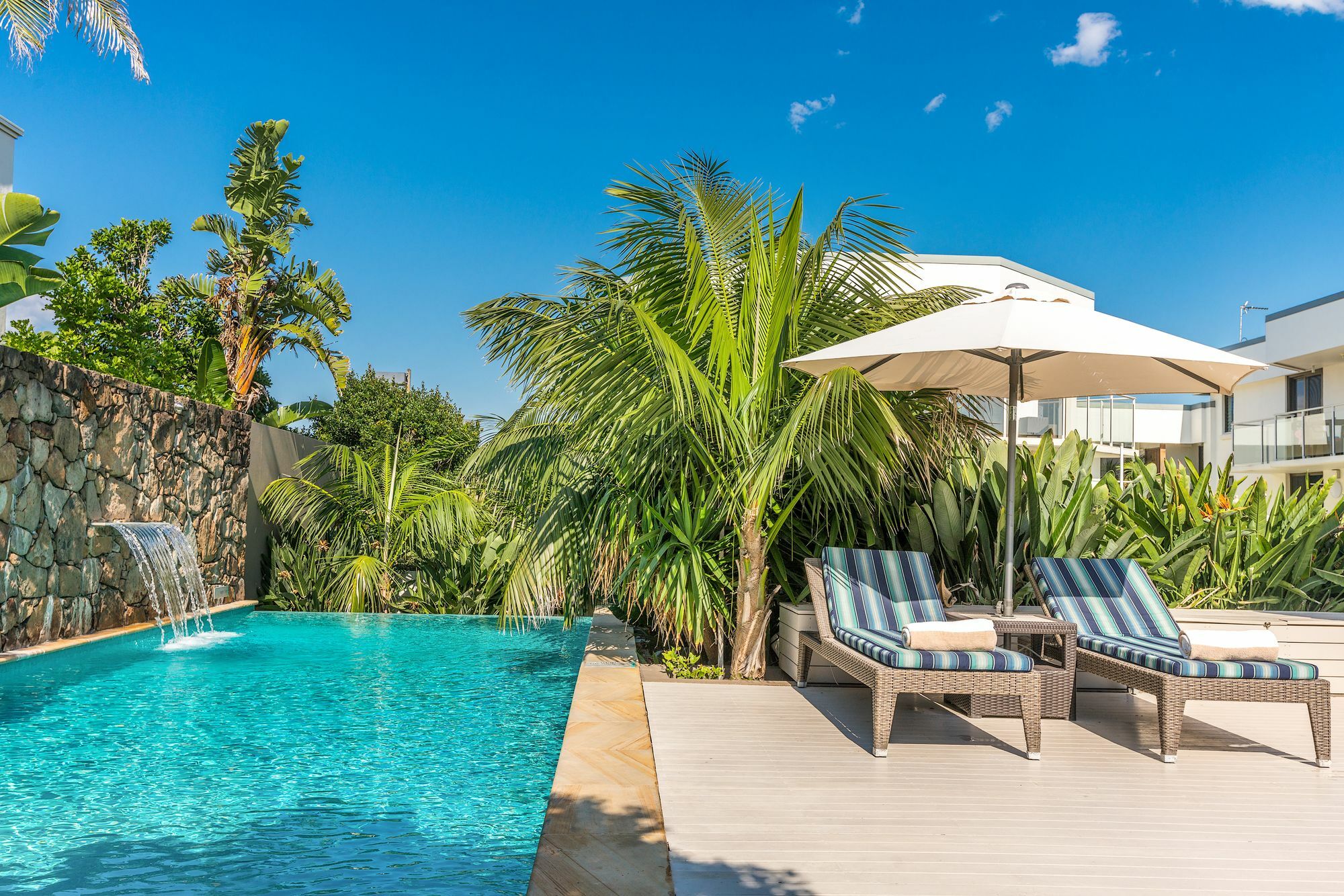 Bayview Beachfront Apartments, In Town Right On The 4*