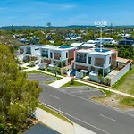 Cooee -Brand New With Private Pool 350M To Beach!