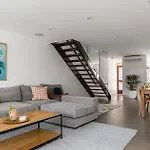 1 James Cook Apartments - Opposite Clarkes Beach