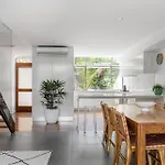 1 James Cook Apartments - Opposite Clarkes Beach
