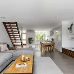 1 James Cook Apartments - Opposite Clarkes Beach