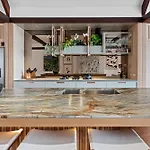 Luxury On The Bay 2