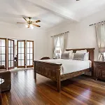 Skye Lodge Byron Bay - Walk To Town In 5 Minutes!