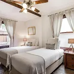 Skye Lodge Byron Bay - Walk To Town In 5 Minutes!