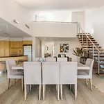 Jades On Lawson Apartment No1