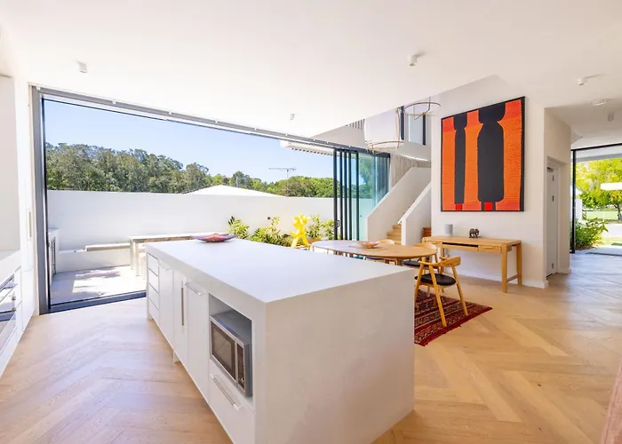 Cooee -Brand New With Private Pool 350M To Beach!