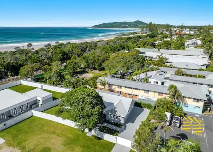 Exquisite 5-Bedroom Coastal Haven In Byron Bay