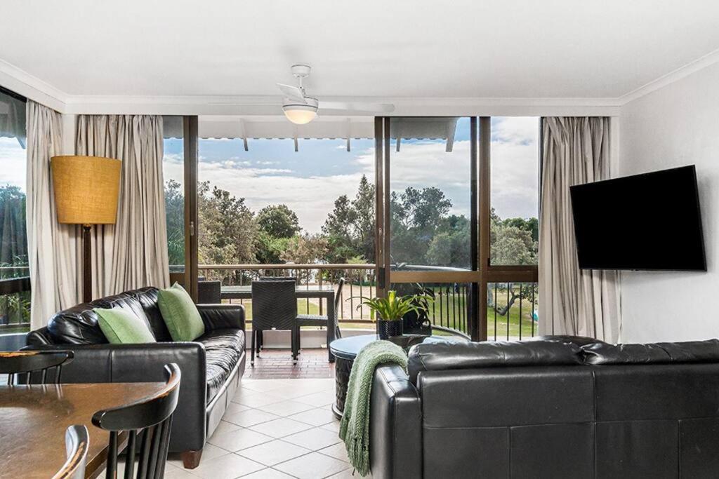 The Sunset Lounge- Directly Opposite Clarkes Apartment *