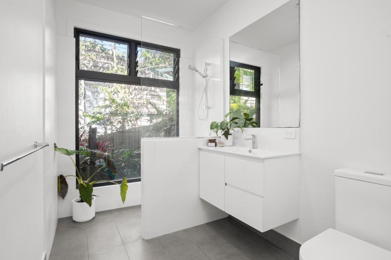 Sunlit Oasis: Modern Pet-friendly Retreat *