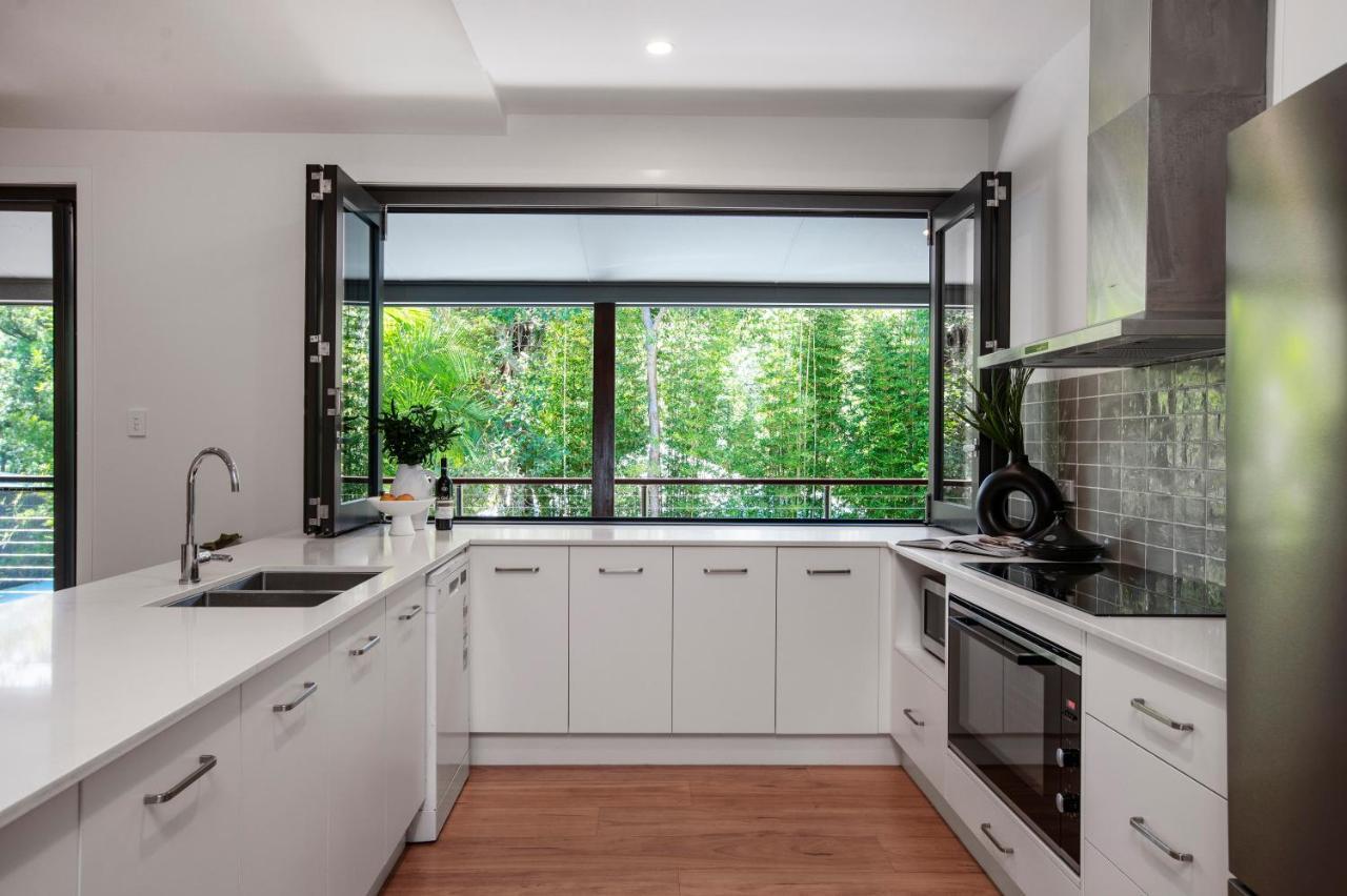 Sunlit Oasis: Modern Pet-friendly Retreat *