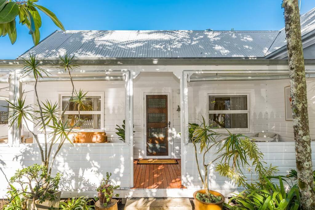 Shirley House: Byron Bay's Pet-friendly Coastal Retreat *
