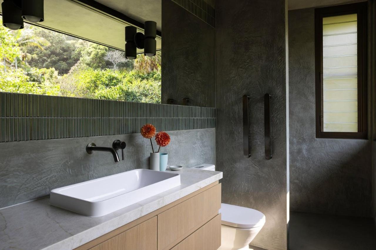 Moonrise - 4 Bedroom Designer Above Wategos Holiday home *