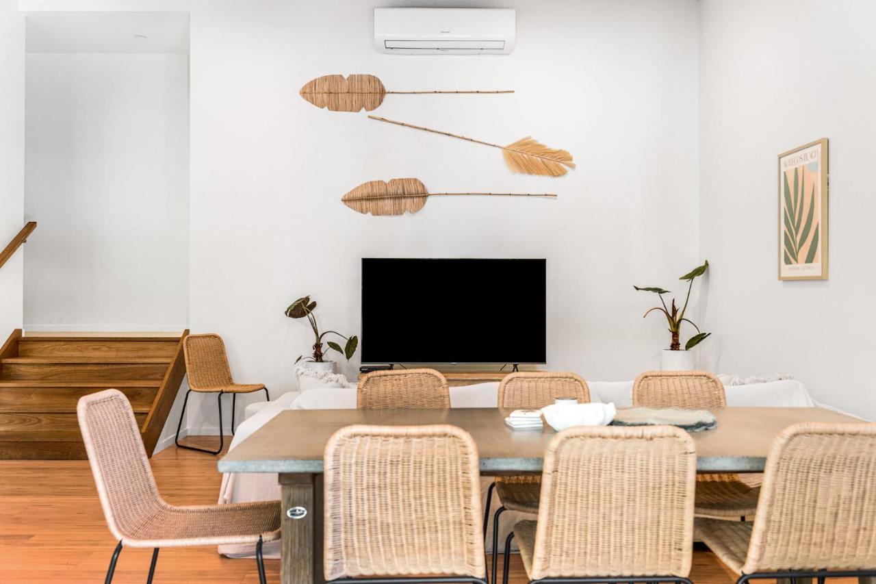 Sunlit Oasis: Modern Pet-friendly Retreat Holiday home Byron Bay