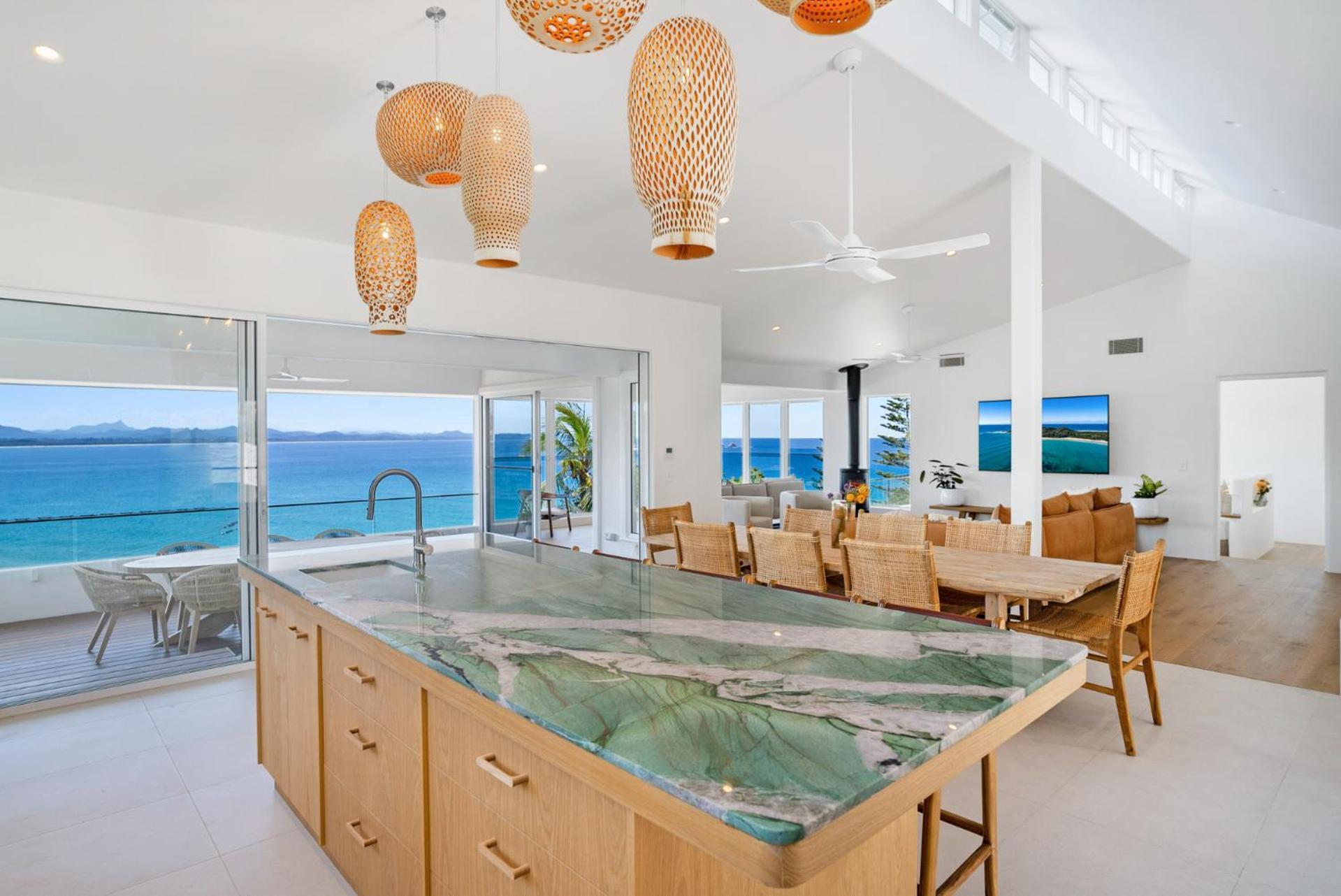 Holiday home Surfside @ Wategos - 37 Brownell Drive, Wategos *