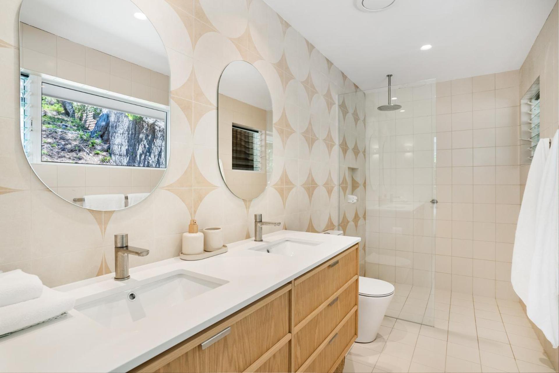 Surfside @ Wategos - 37 Brownell Drive, Wategos Holiday home