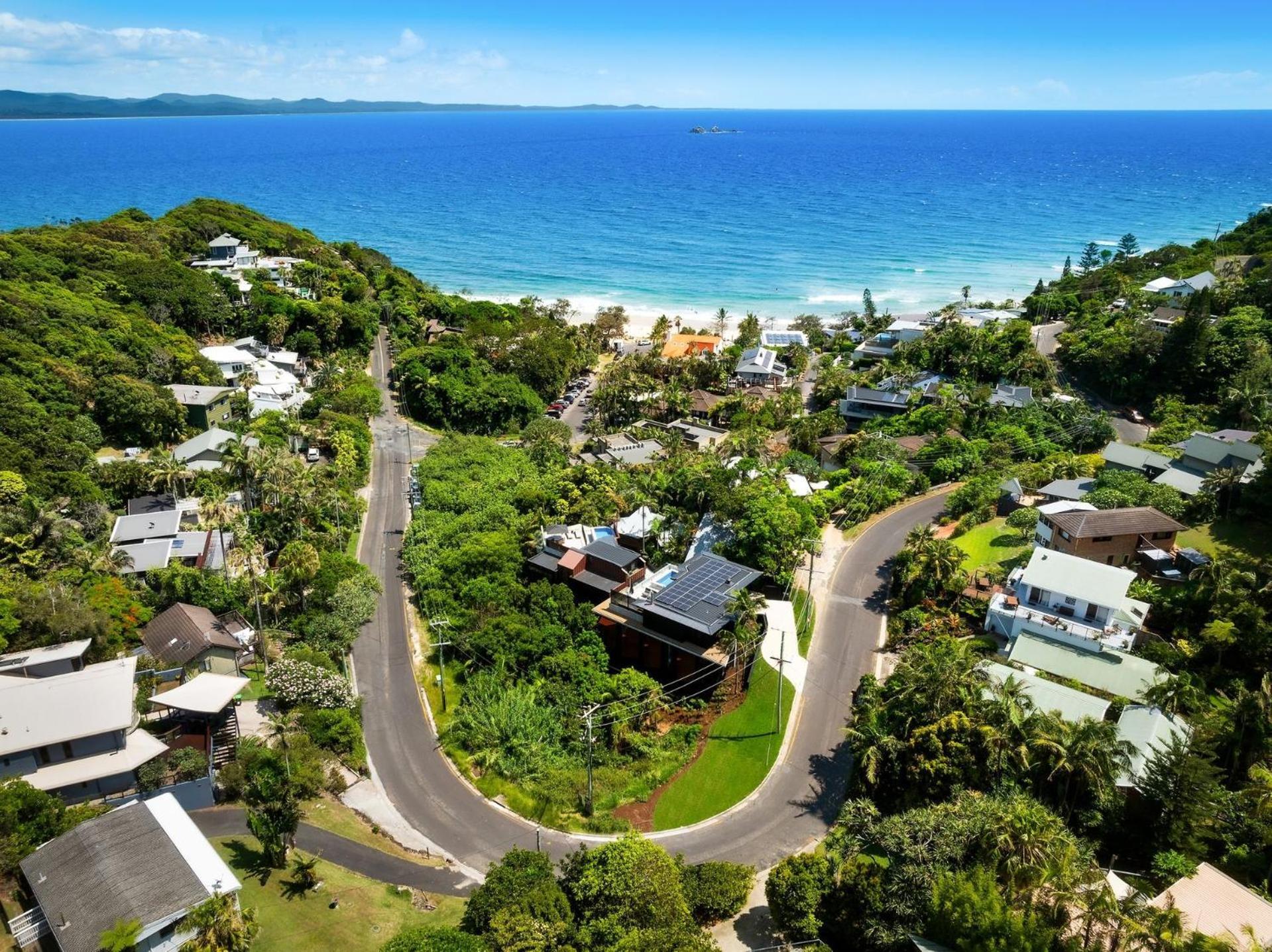 Moonrise - 4 Bedroom Designer Above Wategos Byron Bay