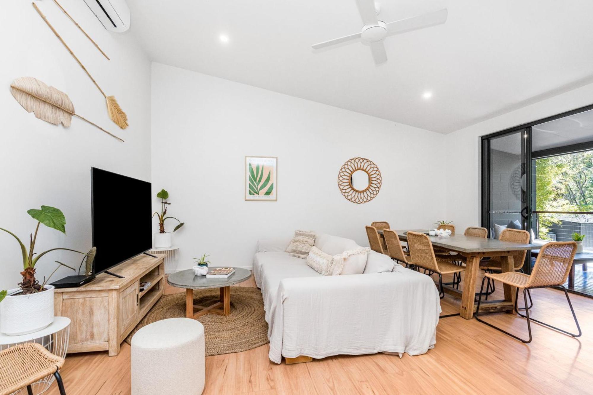 Holiday home Sunlit Oasis: Modern Pet-friendly Retreat *