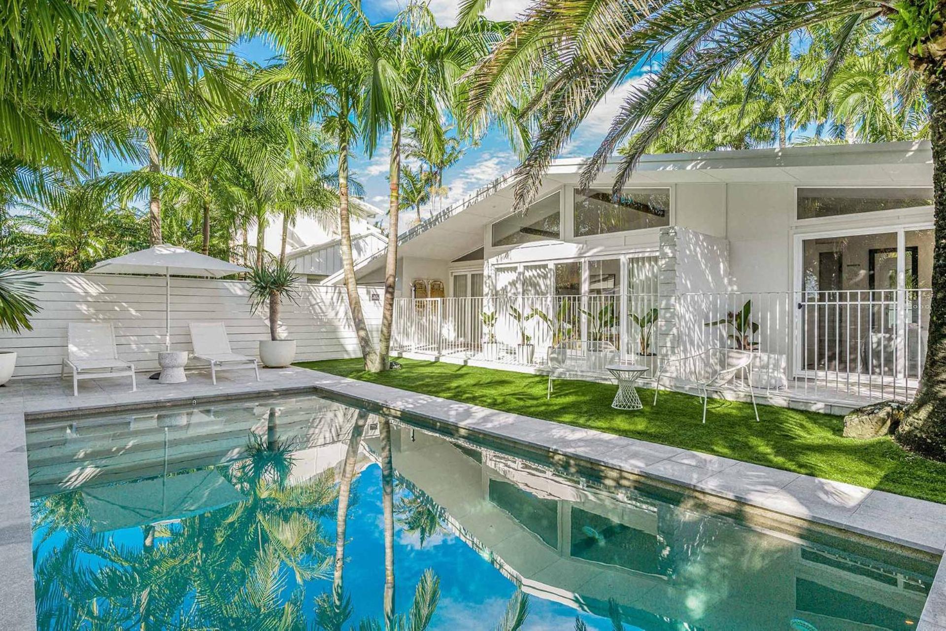 Casa de férias The Chalet - Designer 3 Bedroom Retreat With Pool *