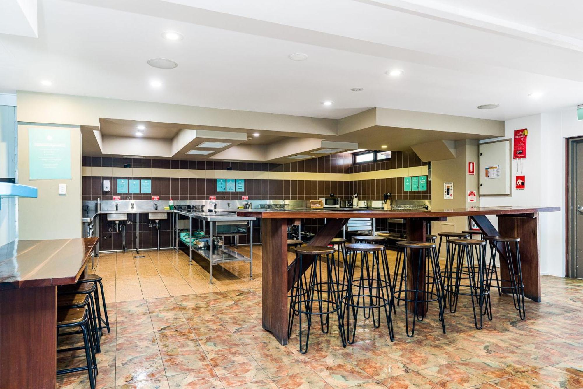 Aquarius Backpackers Hostel *