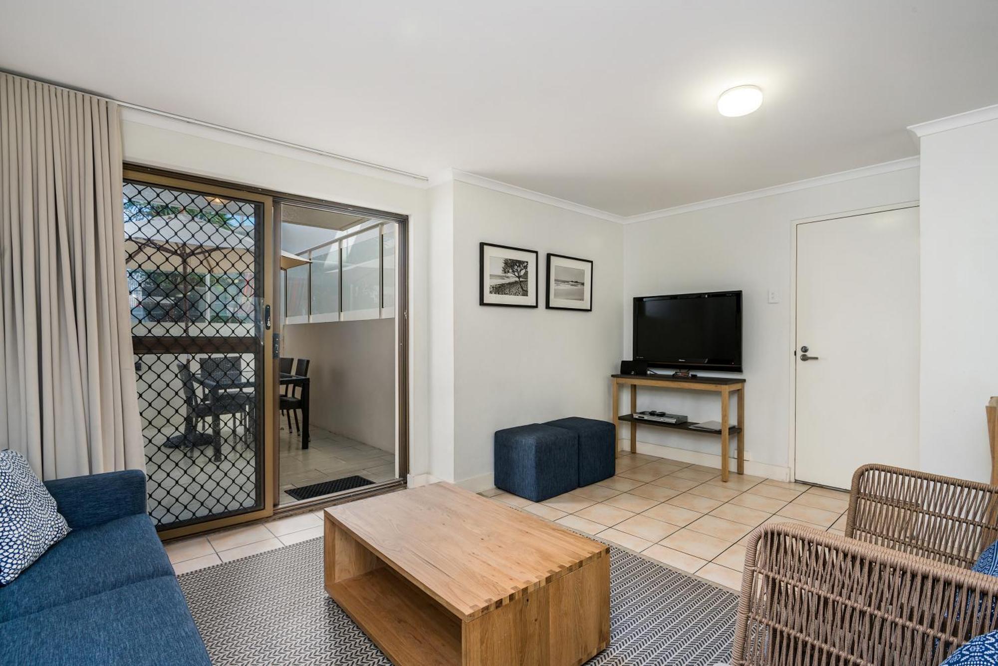 Aparthotel Bayview Beachfront Apartments, In Town Right On The