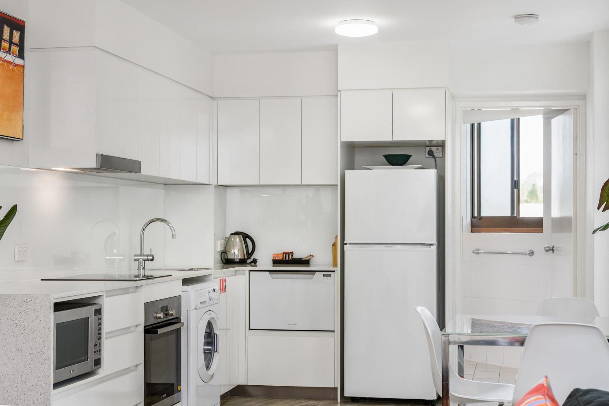 Aparthotel Bayview Beachfront Apartments, In Town Right On The Byron Bay