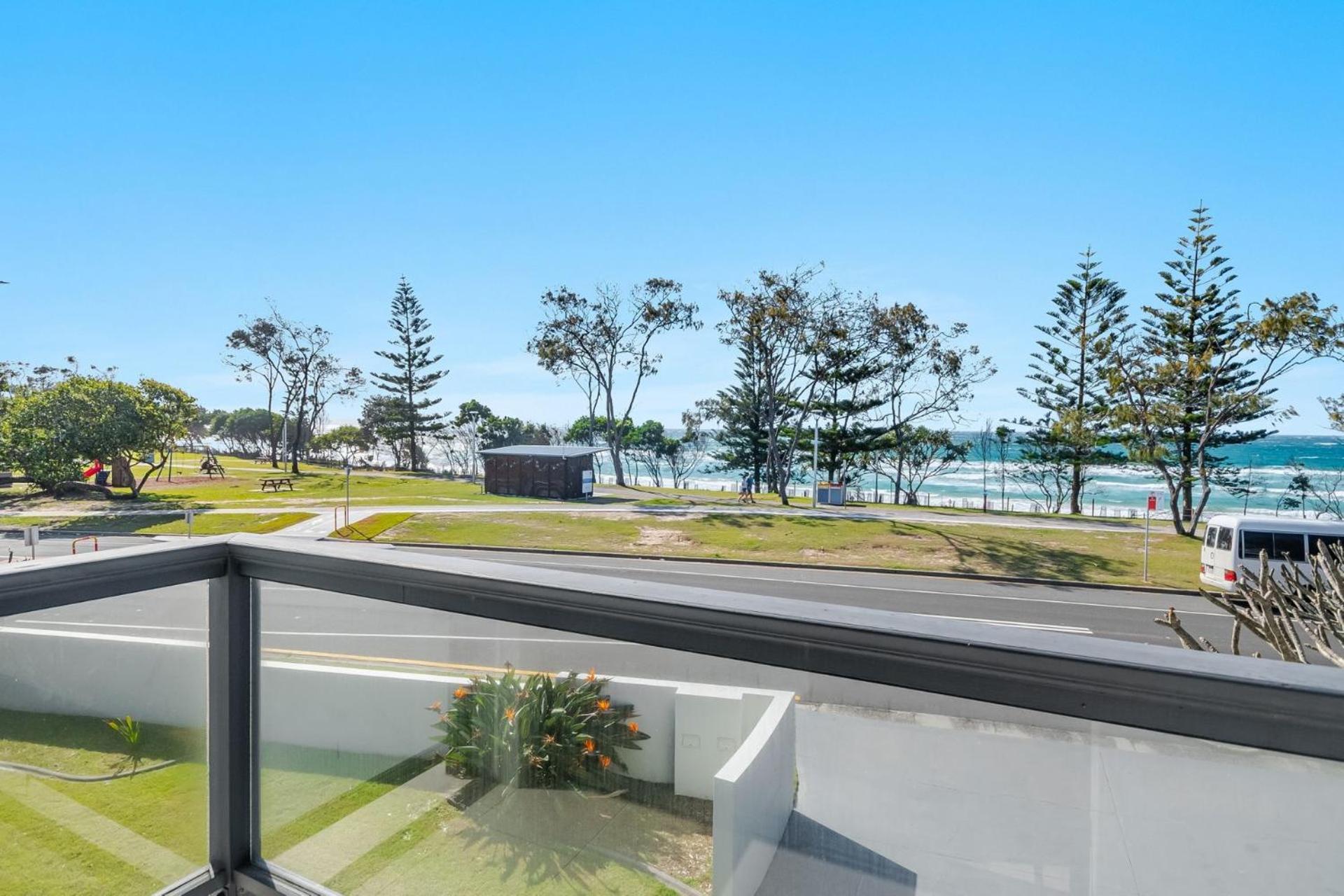 Front Break 2 * Byron Bay
