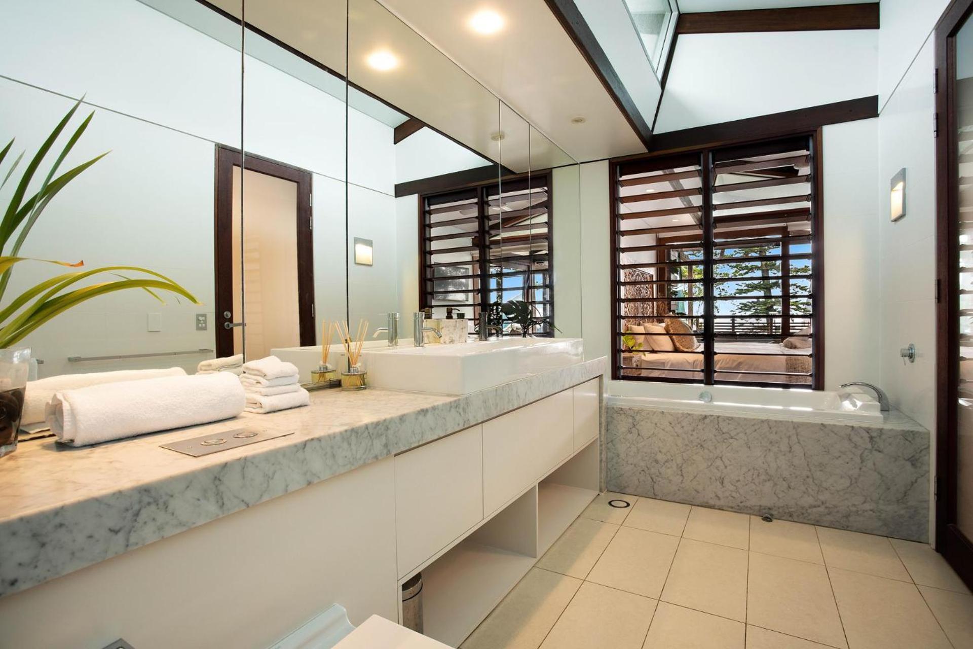 Luxury On The Bay - 2 X 3 Bedroom