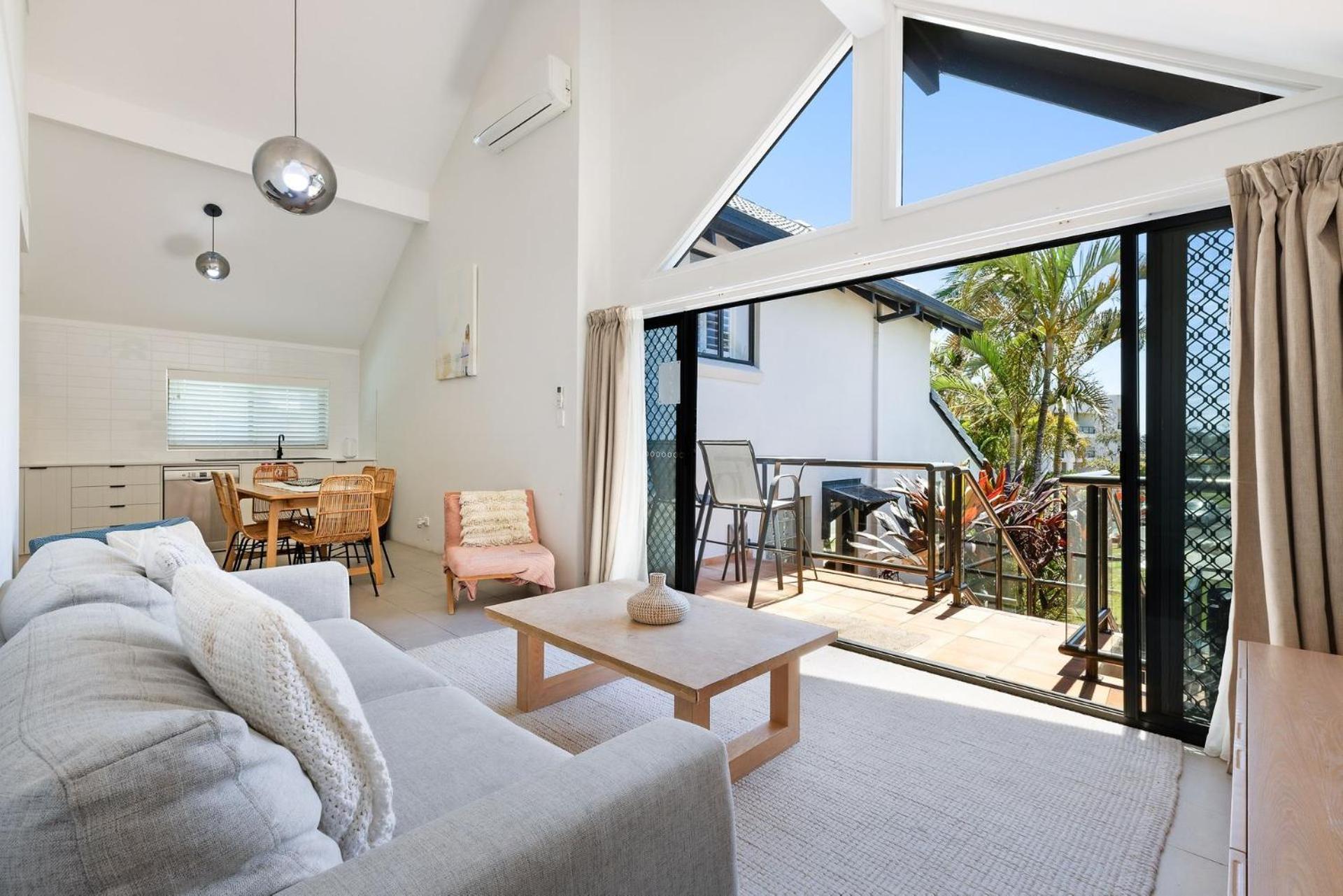 Beachfront Loft 8 *