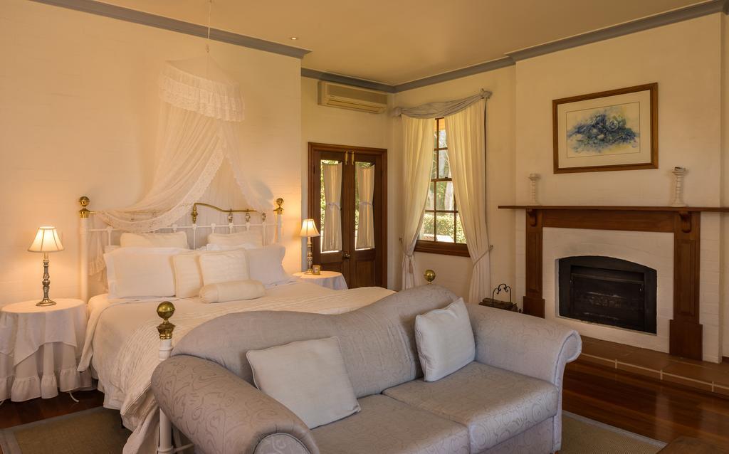 Victoria's At Ewingsdale Hotel
