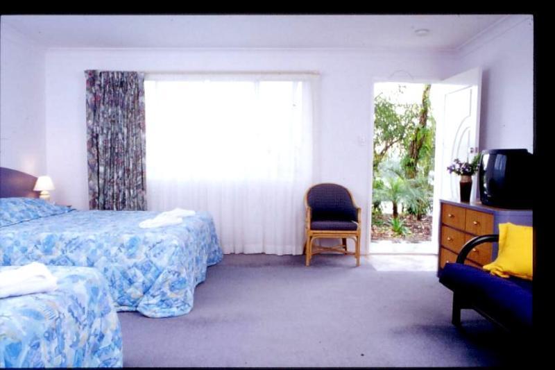 Dolphins Motor Hotel