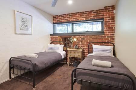 Botanical Byron Butter Factory Apartment *