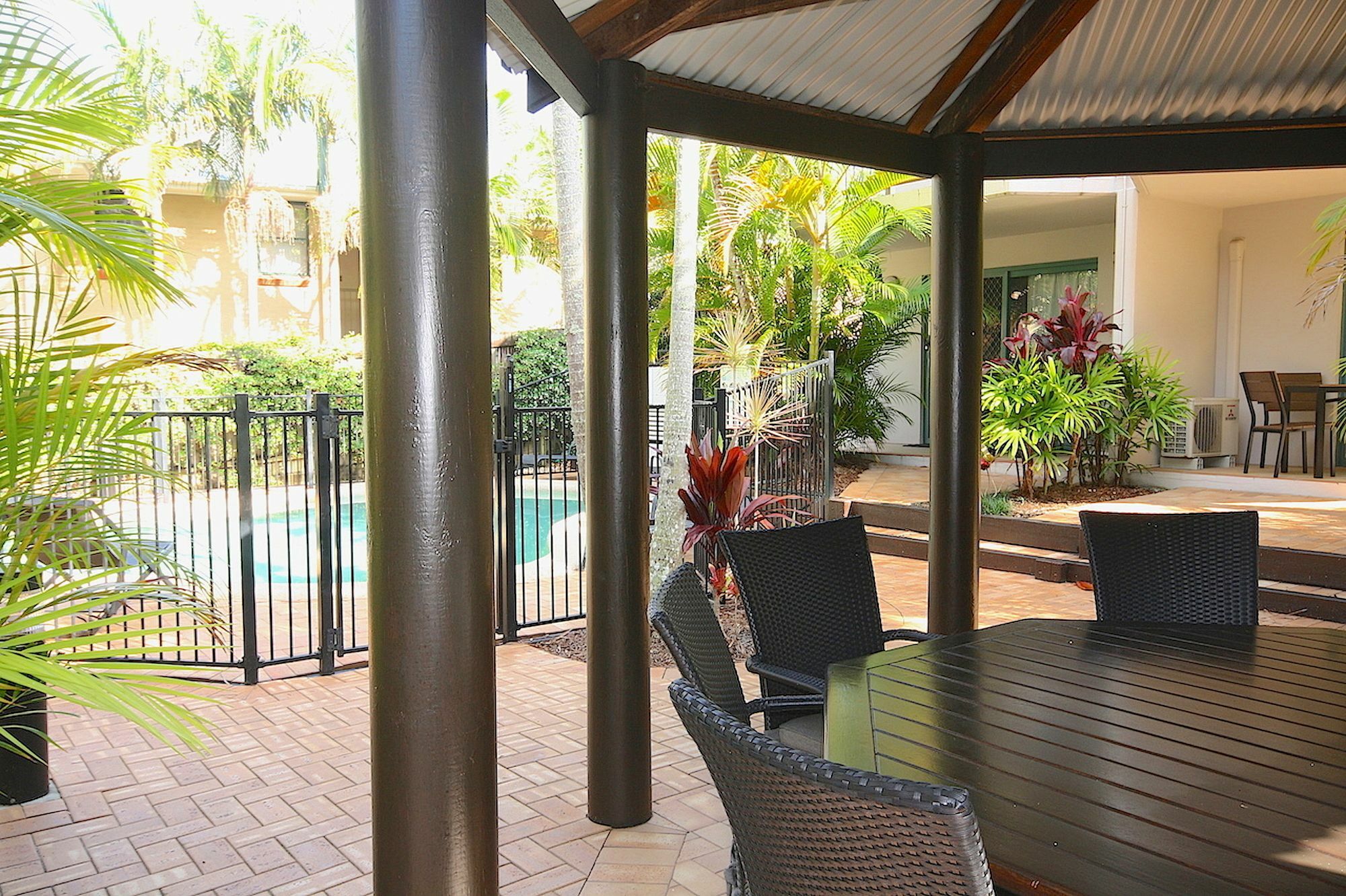 Aparthotel Cossies By The Sea 4*